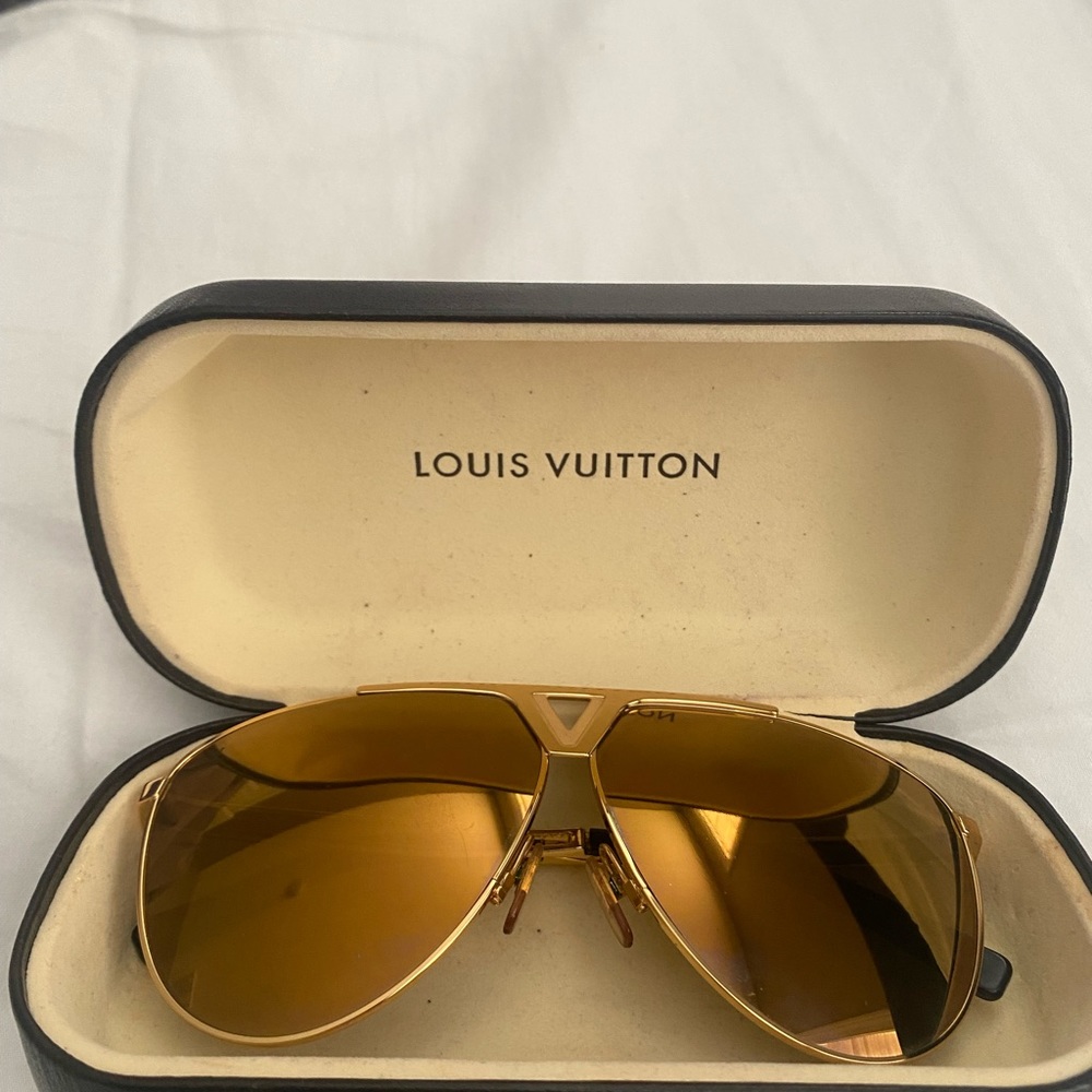 Louis Vuitton Aviator shades